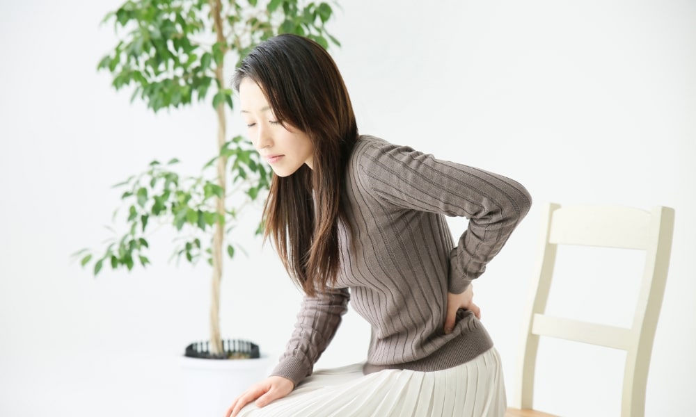 立ち上がりの腰痛の女性